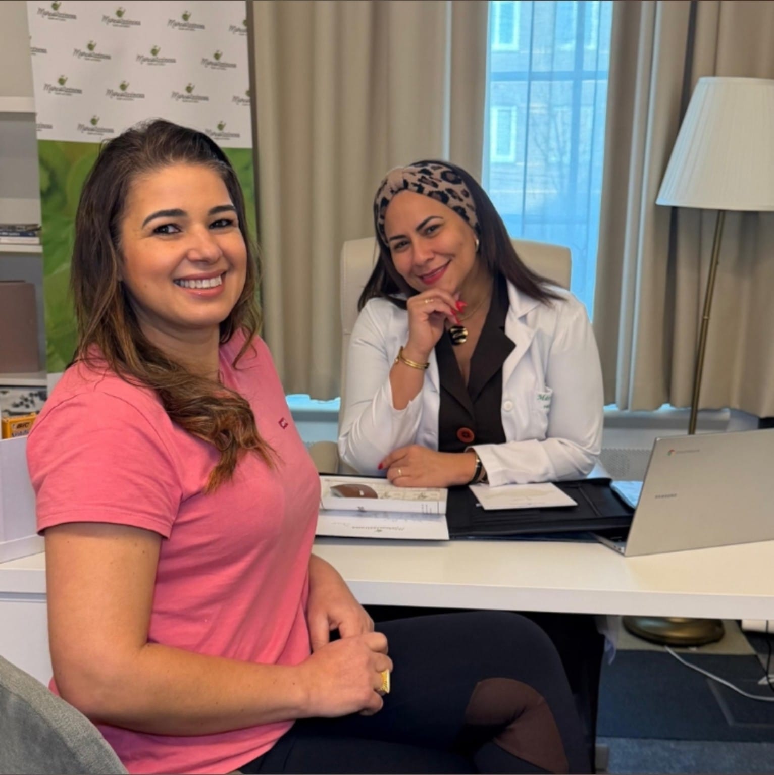 Márcia Izzinosa atendendo paciente em seu consultório de nutrição