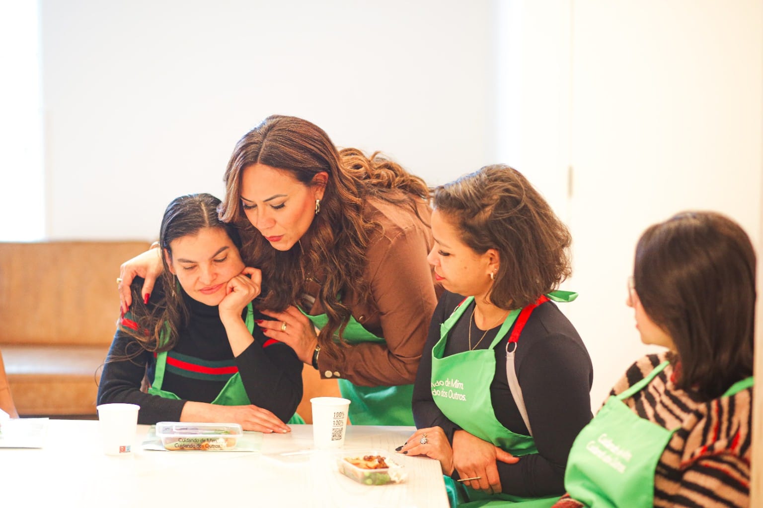 Márcia Izzinosa orientando participantes em workshop de educação alimentar